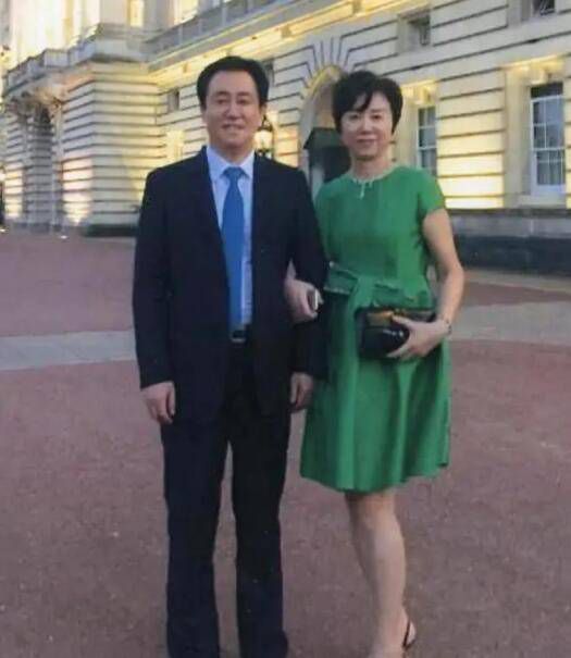 通过和AI一起进行剧本创作，把蓝靛传承的问题置入故事里小满和外婆的对话中，再用AI工具生成角色形象，把一个个镜头变成视频，最终演绎出一段关于传承的真情故事。