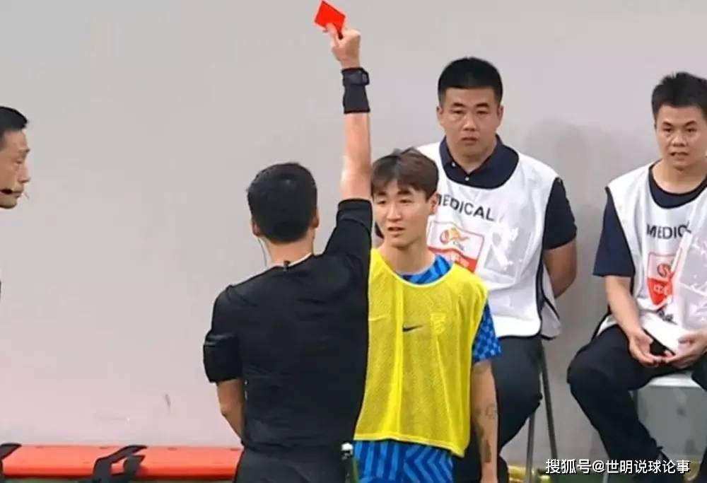 两人似乎不在乎这是公共场合，也不怕被媒体们偷拍。