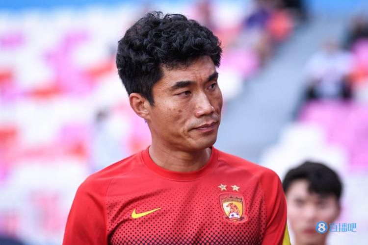HULU在2021年推出悬疑犯罪喜剧《大楼里只有谋杀》，故事讲述三个对真实犯罪有着共同痴迷的陌生人，他们熟悉各种犯罪手法，都住在纽约的一栋公寓大楼阿尔柯尼中。