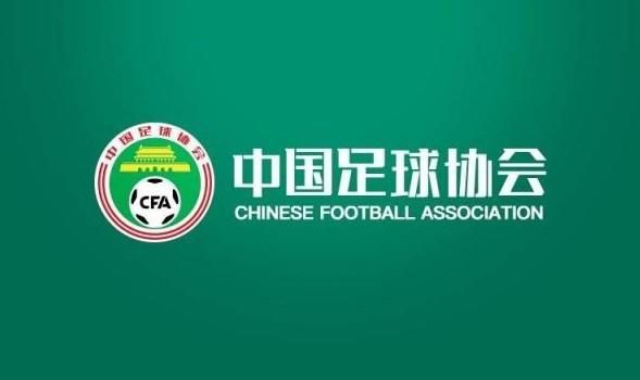 凡妮莎·哈金斯身穿黑色长裙胸口深V敞胸，完美胸线展露无疑；罗莎里奥·道森则身穿线条感极强的拼接短裙，露纤细美腿。