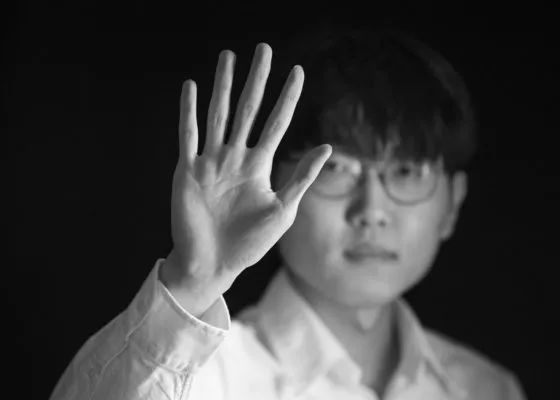 冯小刚《向阳·花》曝海报 赵丽颖出演刑满释放人员 2024-07-22 7月22日，电影《向阳·花》释出概念海报，并宣布阵容班底。