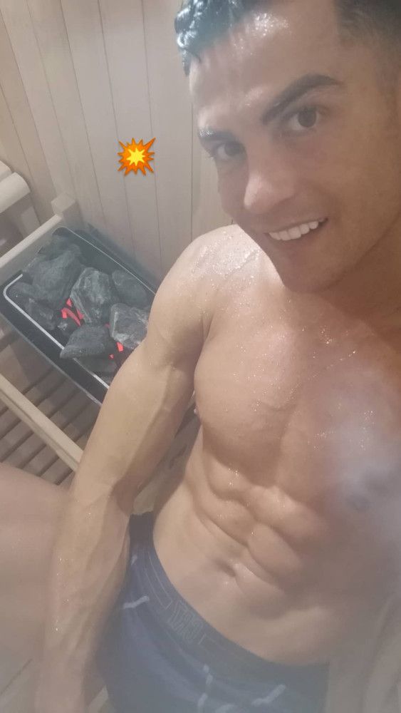 格伦·克洛斯、莎拉·保罗森、泰亚娜·泰勒、金·卡戴珊、妮.安吉丽娜·朱莉将携新片《玛丽亚》亮相威尼斯影节_海外_ 消息 首页 新闻 视频 大片 影库 CCTV6 VIP影院 搜索 电影 星闻 独家 更多 专题 图片 视频 滚动 首页 新闻 大片 影库 CCTV6 VIP影院 客户端 电影网>新闻>明星资讯 安吉丽娜·朱莉将携新片《玛丽亚》亮相威尼斯影节 时间：2024.08.28 ： 作者：迪莫 ： 共6张 当地时间8月27日，意大利威尼斯，好莱坞女星安吉丽娜·朱莉抵达机场，她身穿卡其色风衣搭配黑色长靴、墨镜，优雅时尚又不失气场。
