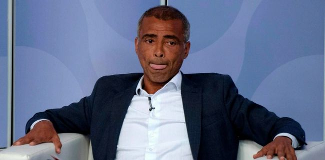 高谦（崔宇植 饰）、金武飞（朴宝英 饰）、洪时俊（李濬荣 饰）和孙珠雅（全素妮 饰）是家门口露天影院唯一的观众，他们用灿烂的笑容点亮了周围的一切。
