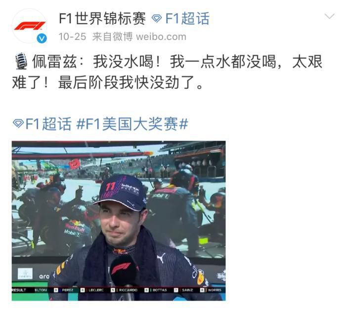 王一博身穿白色t恤，素颜清爽干净，手撑下巴听别人讲话，围读氛围融洽。
