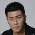电影讲述梦想成为电影导演的青年健司（坂口健太郎 饰）与黑白电影中的公主 《浪漫之岛》宣传也慈善 李善均、柳真做义卖 2008-12-14 义卖现场13日下午，演员李善均和柳真在首尔举办的电影《浪漫之岛》慈善活动中，将自己的收藏品捐曾出来进行拍卖，所得收入全部捐赠给“美丽慈善基金会”。