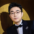 据悉影片于8月19日在天津、北京两地举行了“来到了天津卫”首映 荒诞中探索缺位的亲情 《脱缰者也》曝预告、剧照 2025-08-18 由曹保平执导，郭麒麟领衔主演的津味儿喜剧电影《脱缰者也》释出“我的一位亲人”版预告。