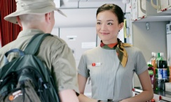 这些老朋友均是阿玛尼先生多年好友，此次活动更是由他本人亲自邀请，章 凯特王妃抱新生儿出院 市民爬墙头围观抢占地利 2013-07-24 伦敦当地时间7月23日下午，凯特王妃与威廉王子抱着英国皇室的新生儿走出医院，向围观的群众和媒体打招呼。
