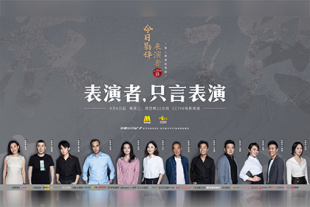 由于身穿短裙，蔡依林在活动中站起坐下都小心翼翼防走光，动作扭捏显得尴尬。